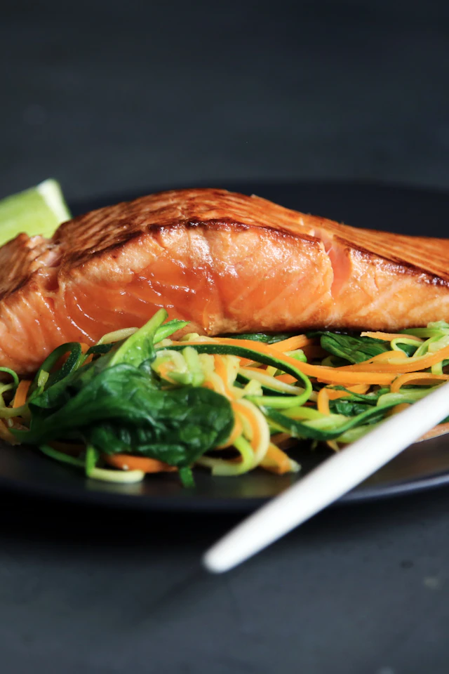 Gegrillter Zander mit Zitronenbutter-Jus und Fingerlingskartoffeln