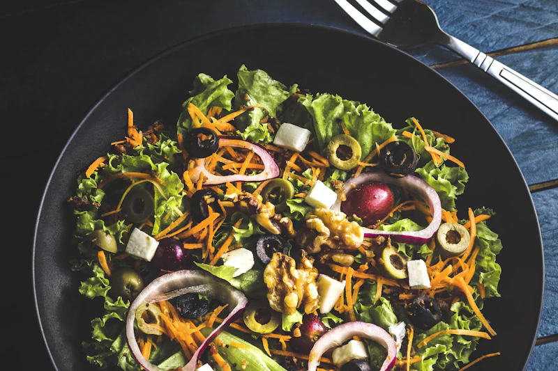 Rote-Bete-Salat mit Ziegenkäse, karamellisierten Walnüssen und Zitrusvinaigrette