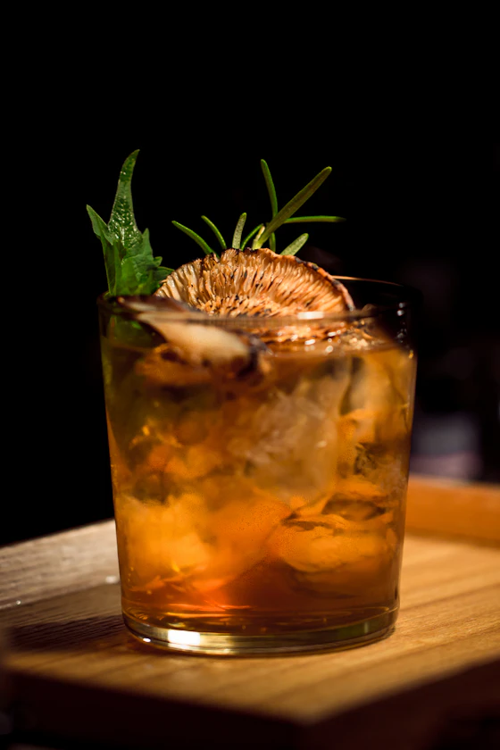 Hausgemachter Musterküche-Spritz mit Gurke und frischer Minze